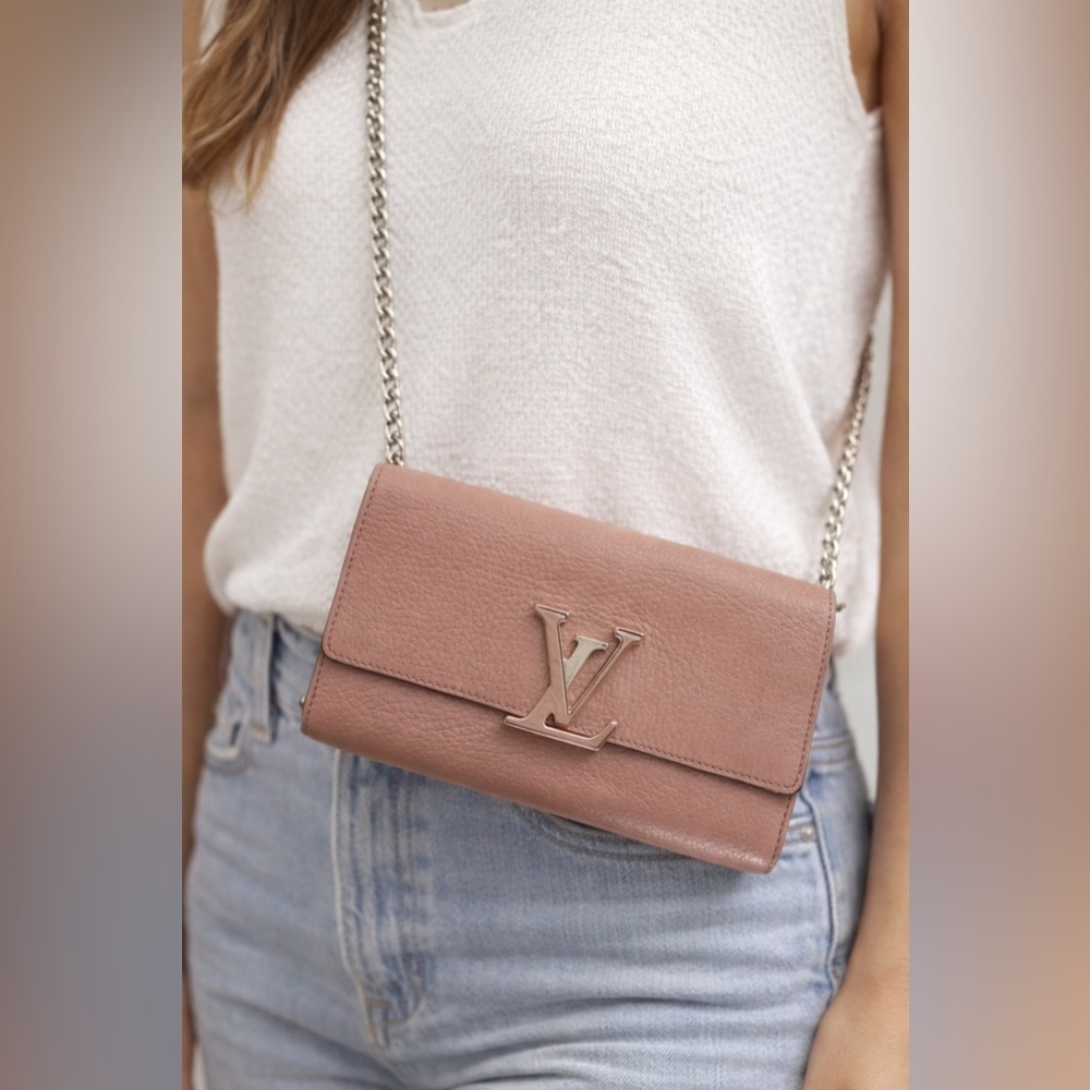 Louis Vuitton Capucines Wallet in Magnolia - Picture 2 of 16